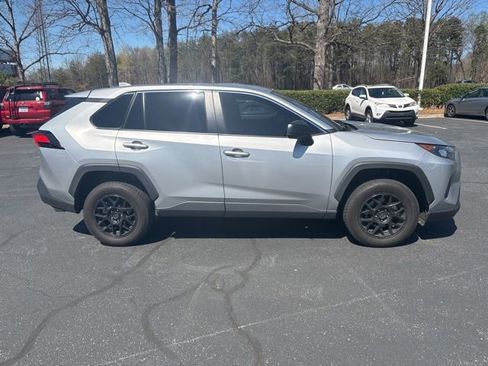 Used 2022 Toyota RAV4 LE image 2