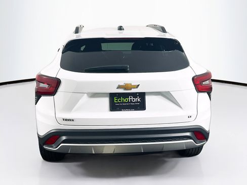 Used 2025 Chevrolet Trax LT w/ LT Convenience Package FWD image 7