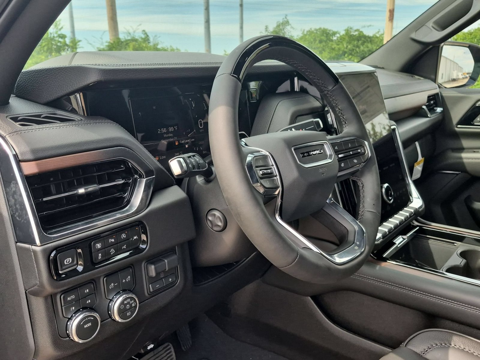 New 2026 GMC Yukon Denali w/ Denali Reserve Package AWD/4WD image 11