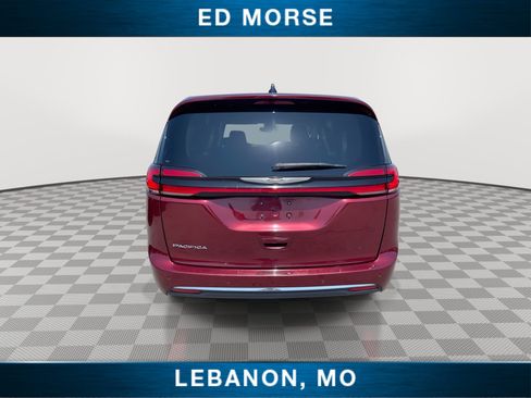Used 2023 Chrysler Pacifica Touring-L FWD image 7