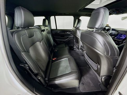 Used 2025 Jeep Grand Cherokee Altitude image 28