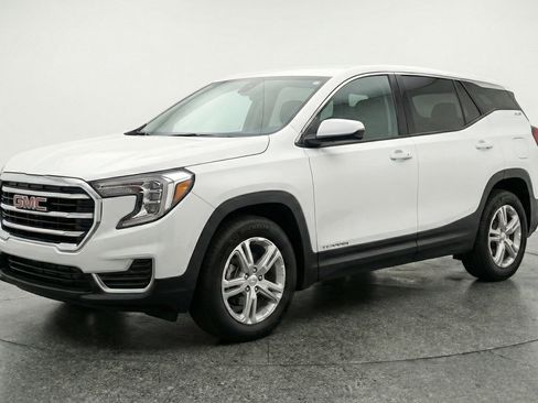 Used 2024 GMC Terrain SLE image 3