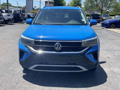 Used 2022 Volkswagen Taos SE FWD image 2