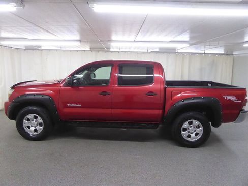Used 2011 Toyota Tacoma 4x4 Double Cab w/ TRD Off-Road Pkg image 4