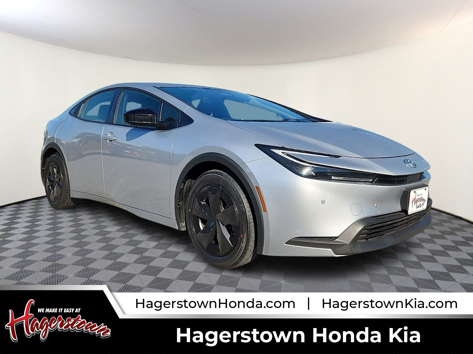 Used 2024 Toyota Prius LE FWD image 1
