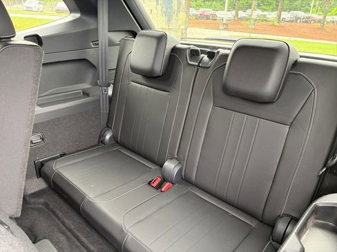 Certified 2023 Volkswagen Tiguan SE R-Line FWD image 28