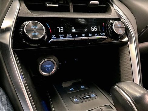 Used 2021 Toyota Venza XLE image 27