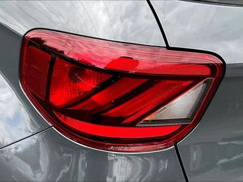 Used 2025 Hyundai Venue SEL FWD image 23