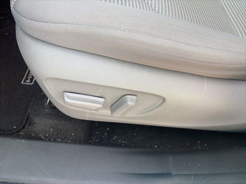 Used 2021 Toyota Highlander L image 18