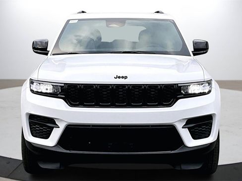 Certified 2025 Jeep Grand Cherokee Altitude image 3