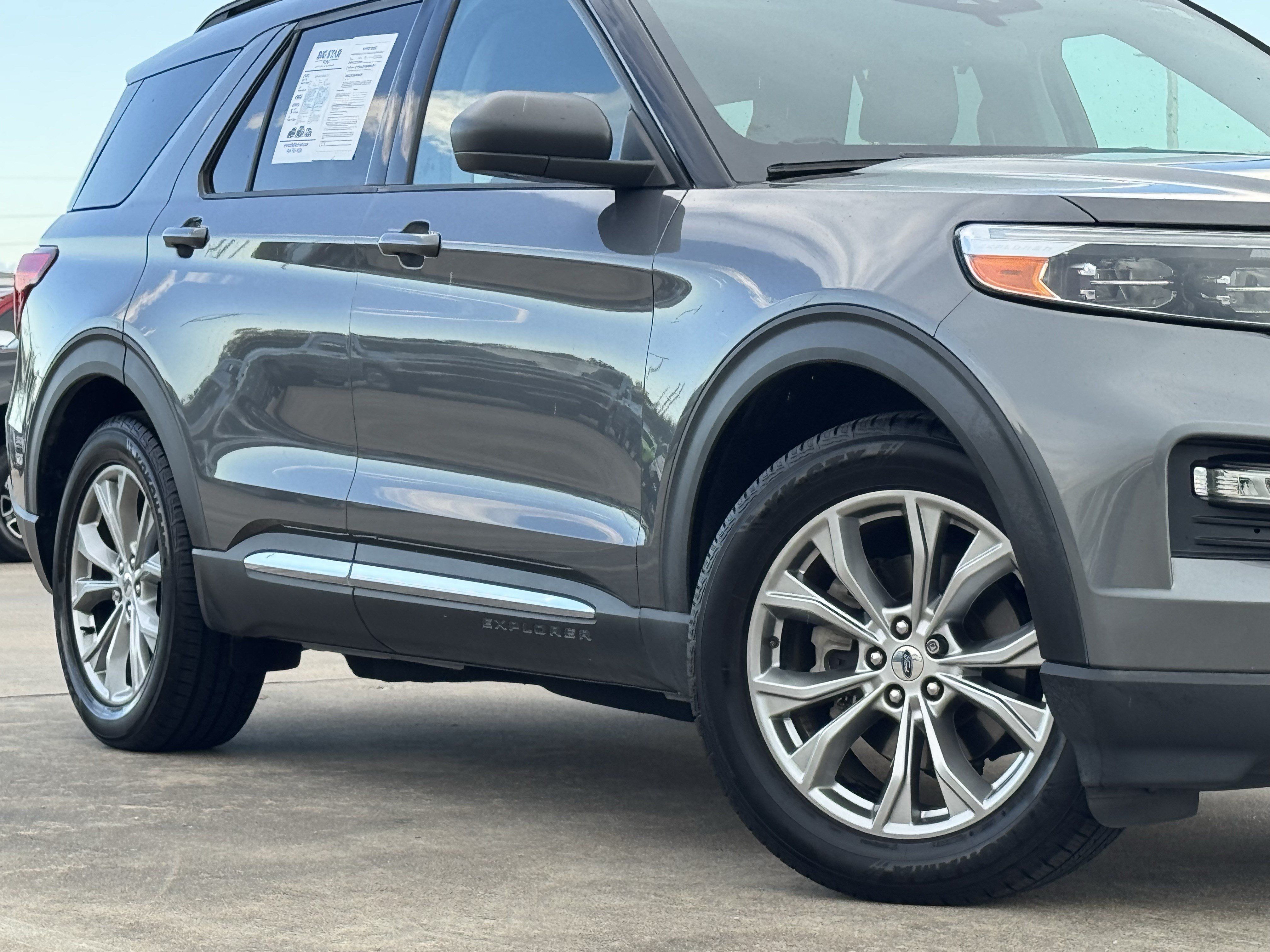 Used 2023 Ford Explorer XLT w/ Equipment Group 202A RWD image 3