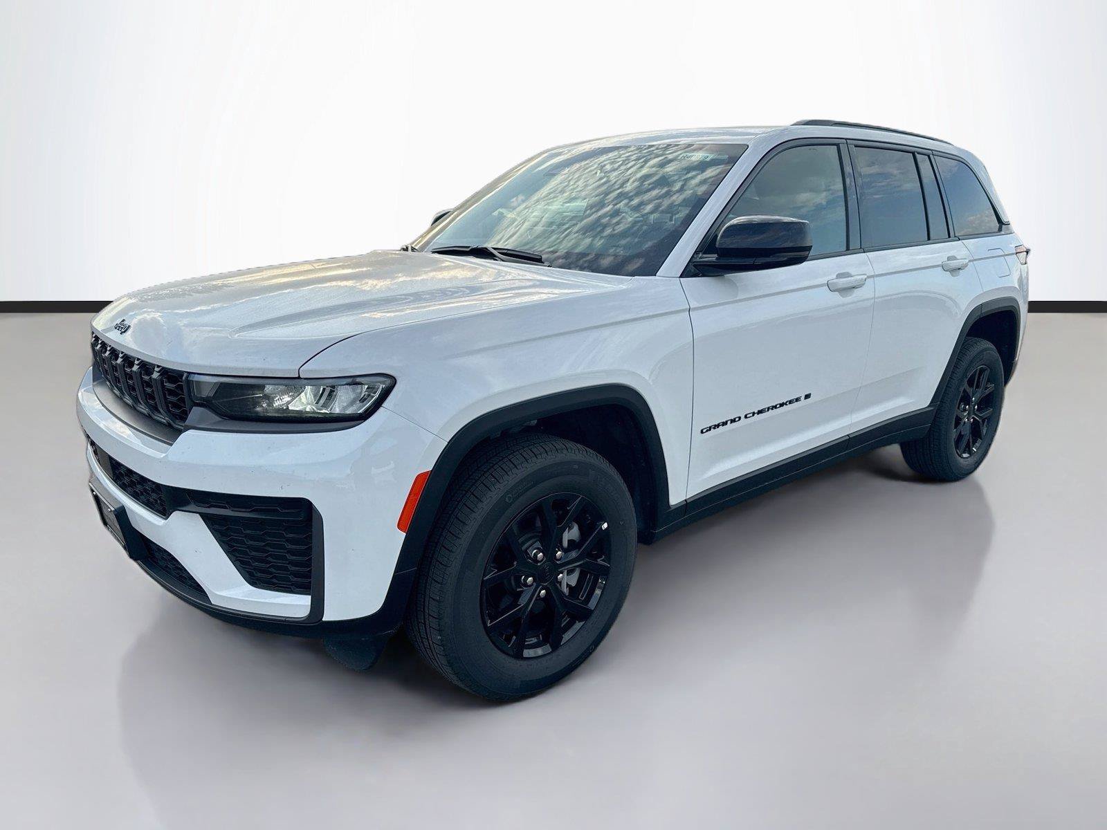 Used 2026 Jeep Grand Cherokee Altitude AWD/4WD image 3