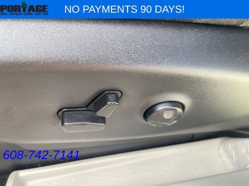 Used 2023 Chrysler Pacifica Touring-L FWD image 17