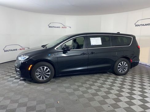 Used 2024 Chrysler Pacifica Select image 5