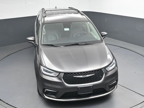 Used 2022 Chrysler Pacifica Touring-L image 30