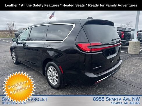 Used 2025 Chrysler Pacifica Select FWD image 5