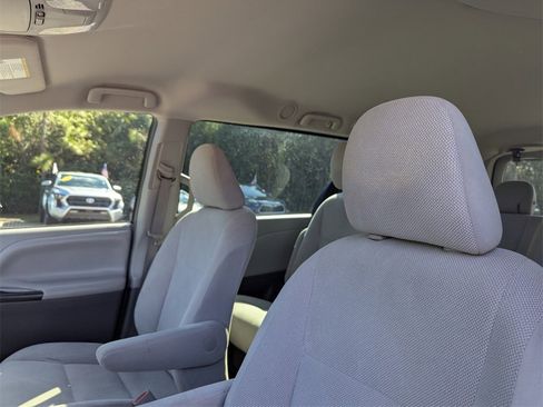 Certified 2017 Toyota Sienna L image 25