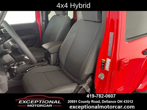 Used 2025 Jeep Wrangler Unlimited Sahara AWD/4WD image 33