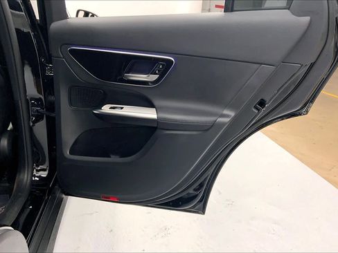 Used 2025 Mercedes-Benz GLC 300 image 12