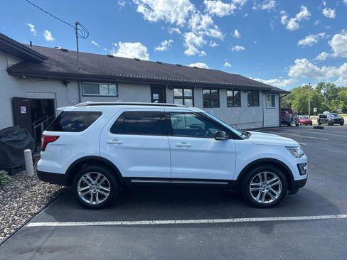 Used 2017 Ford Explorer XLT w/ Equipment Group 202A AWD/4WD image 2