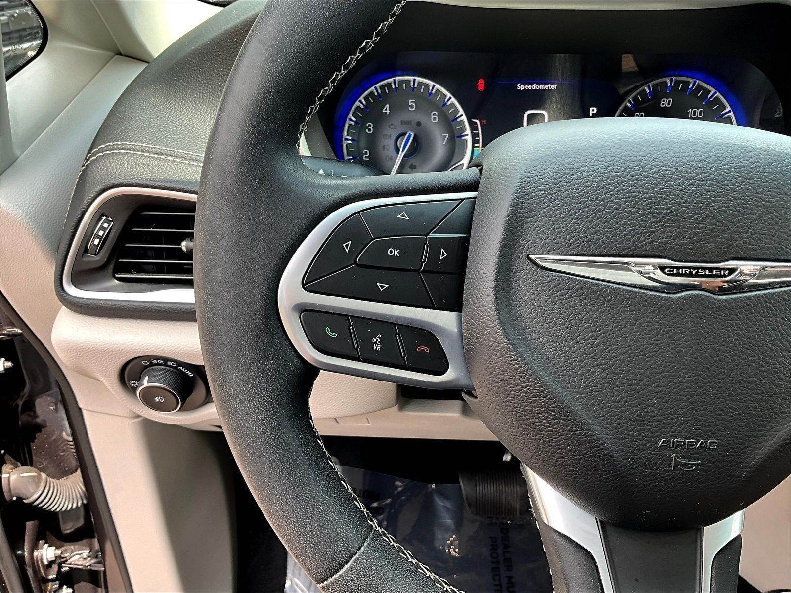 Used 2022 Chrysler Pacifica Touring-L FWD image 10