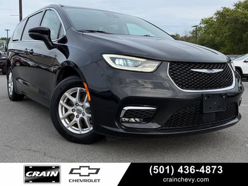 Used 2023 Chrysler Pacifica Touring-L FWD image 1