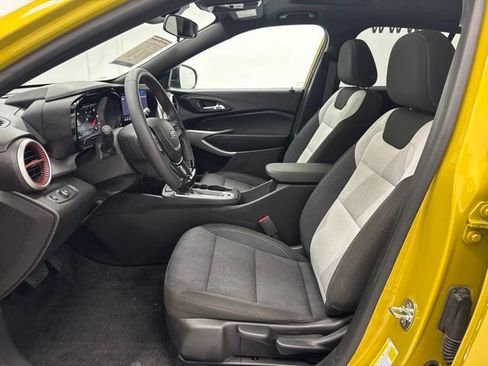 Used 2024 Chevrolet Trax RS w/ Sunroof Package FWD image 23