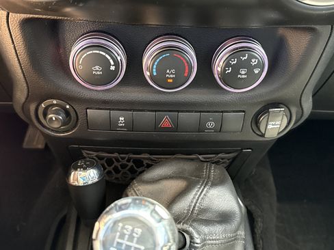 Used 2016 Jeep Wrangler Unlimited Sahara w/ Connectivity Group AWD/4WD image 18