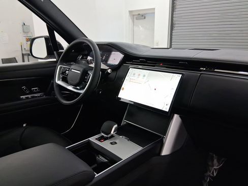 New 2026 Land Rover Range Rover SE image 32