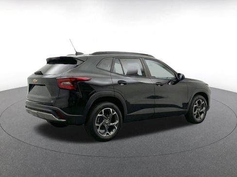 Used 2025 Chevrolet Trax LT FWD image 9