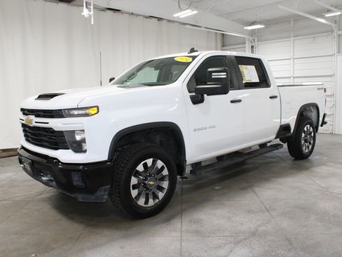 Used 2024 Chevrolet Silverado 2500 Custom w/ Custom Value Package image 4