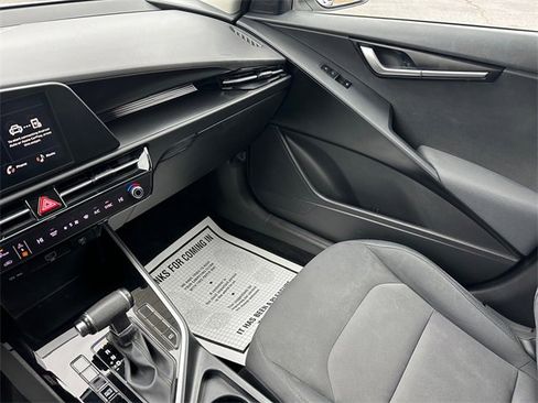 Used 2023 Kia Niro LX image 28