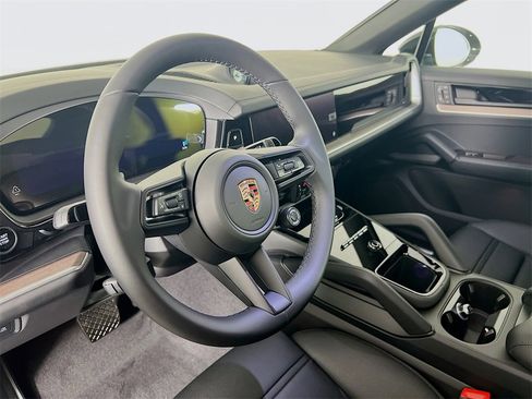 New 2026 Porsche Cayenne Base image 4