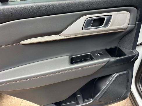 Used 2025 Ford Explorer Active image 8