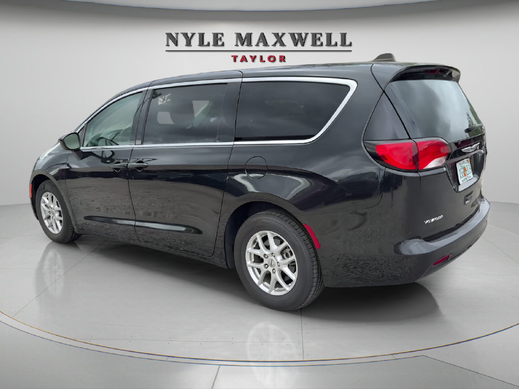 Used 2022 Chrysler Voyager LX FWD image 7