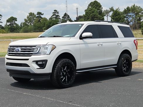 Used 2018 Ford Expedition XLT w/ Equipment Group 202A RWD image 3