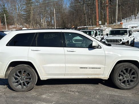 Used 2019 Jeep Grand Cherokee Altitude image 3