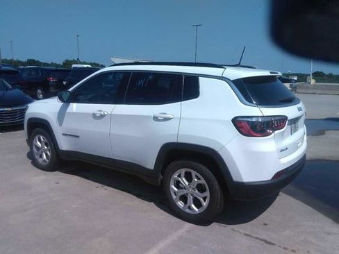 Used 2024 Jeep Compass Latitude AWD/4WD image 2