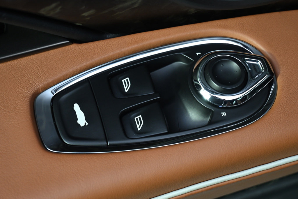 Used 2023 Aston Martin DBS Coupe RWD image 28