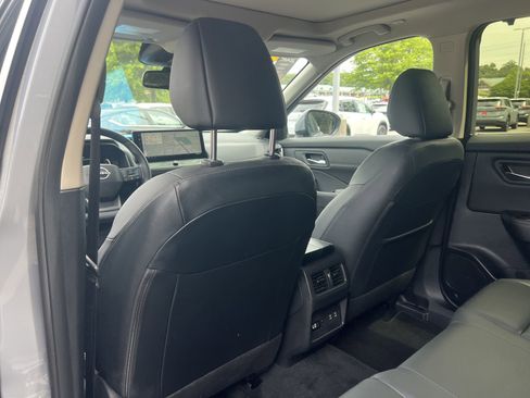 Certified 2025 Nissan Rogue SL w/ Tech Package FWD image 17