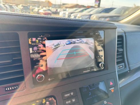 Used 2018 Toyota Sienna SE Premium image 23
