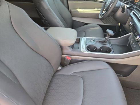 New 2026 Kia Carnival FWD image 11
