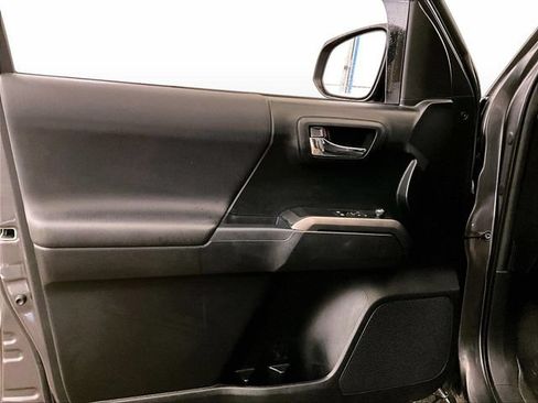 Used 2017 Toyota Tacoma TRD Sport AWD/4WD image 22