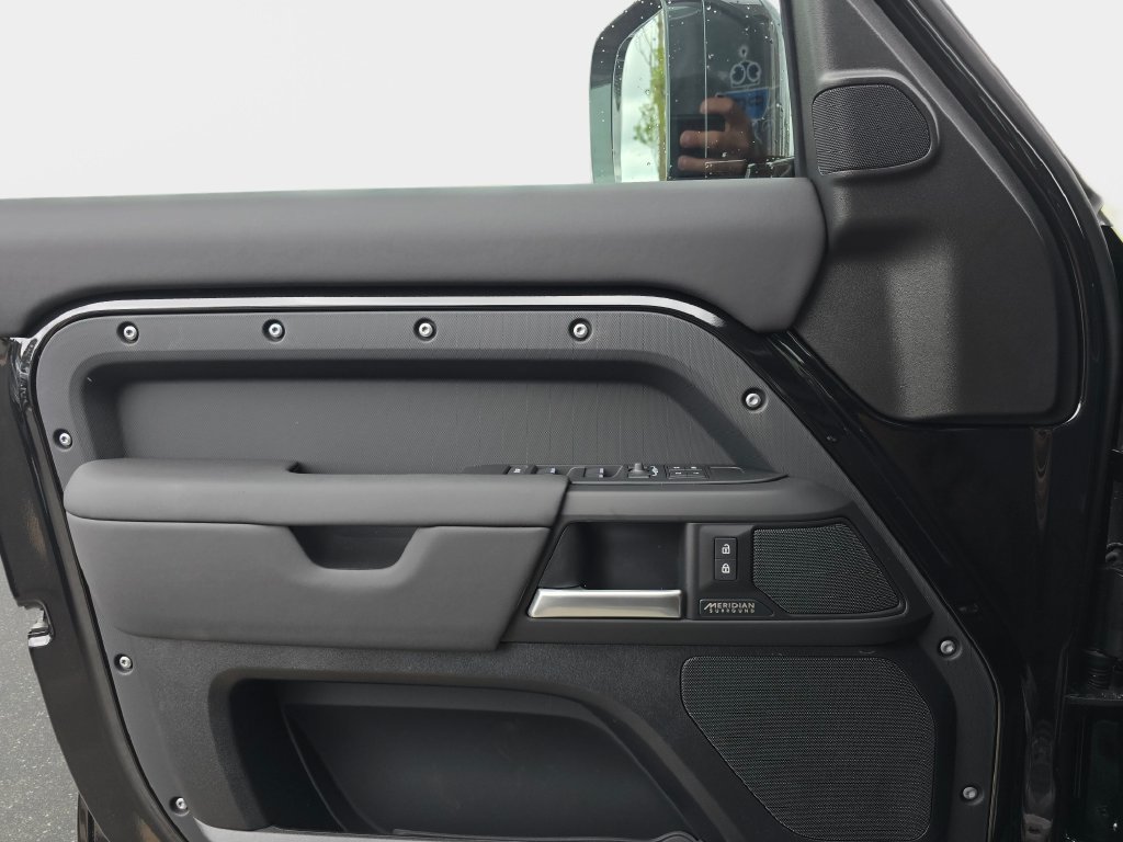 New 2026 Land Rover Defender 110 X-Dynamic SE AWD/4WD image 28