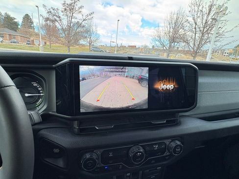 Used 2024 Jeep Wrangler Unlimited image 28