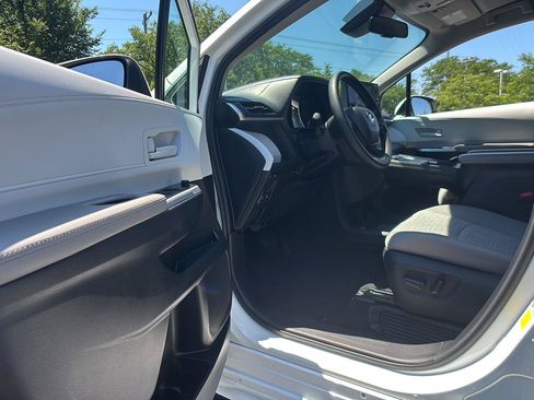 Used 2026 Toyota Sienna LE FWD image 2
