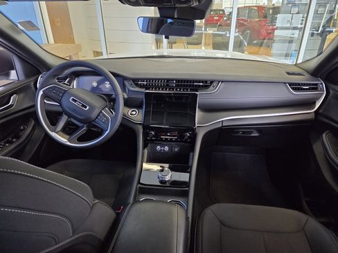 Used 2025 Jeep Grand Cherokee Laredo X image 32