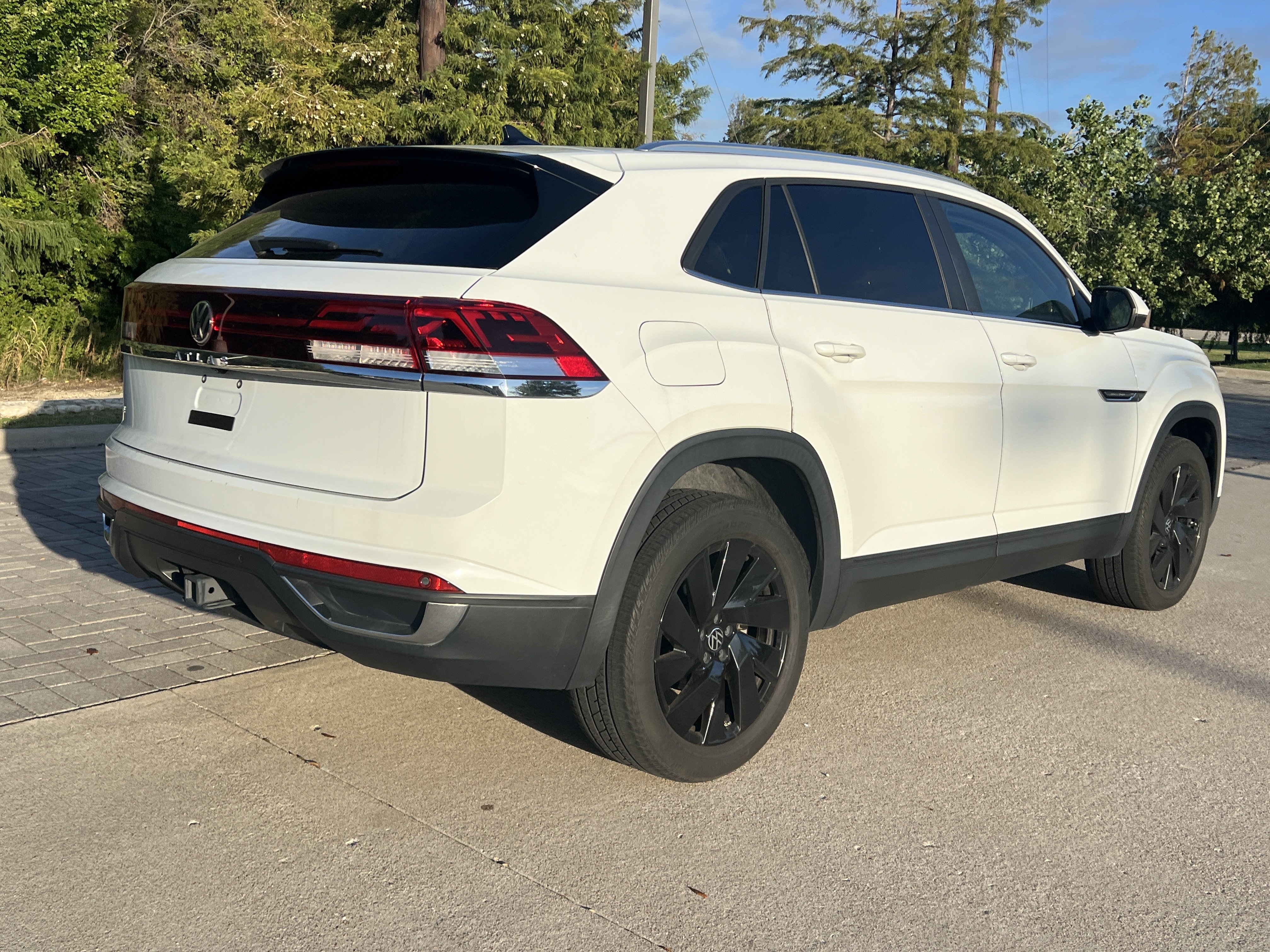 Used 2024 Volkswagen Atlas Cross Sport SE w/ Panoramic Sunroof Package FWD image 9