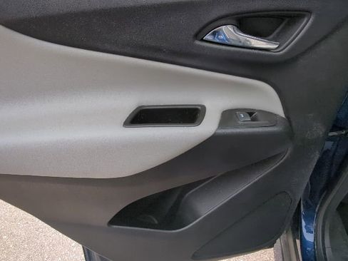 Used 2022 Chevrolet Equinox LS w/ LS Convenience Package FWD image 24