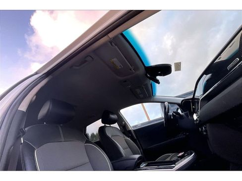 Used 2022 Kia Niro EX image 22